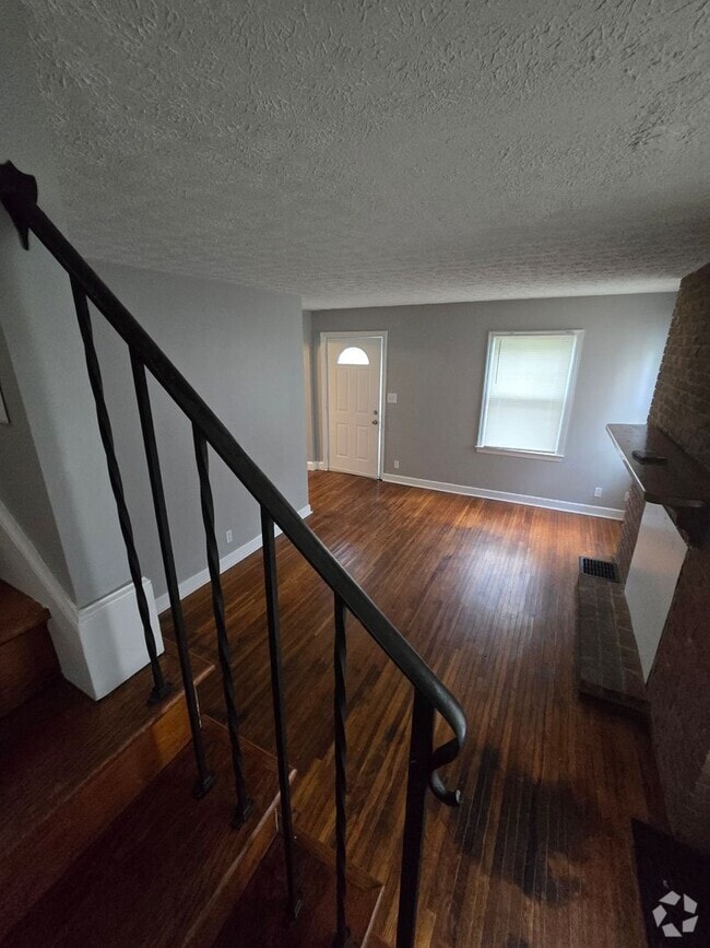 Building Photo - 3 BEDROOM SINGLE FAMILY