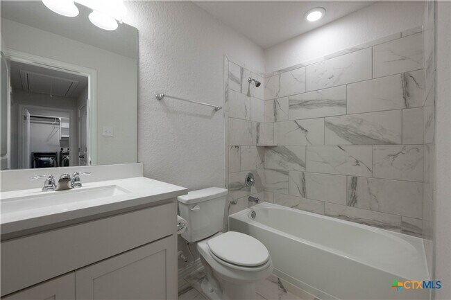 Building Photo - 2089 Egret Ave