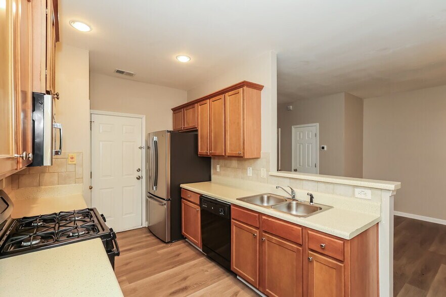 Building Photo - 713 Celeste Ln