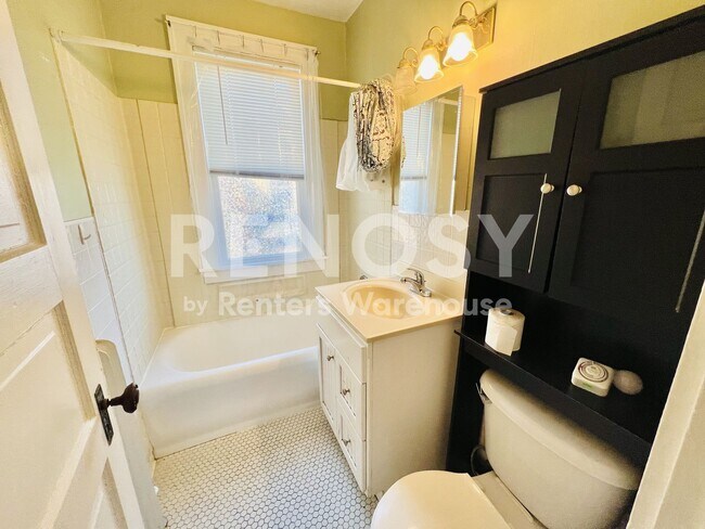 Building Photo - Spacious Upper-Level Duplex in the Heart of South Minneapolis.