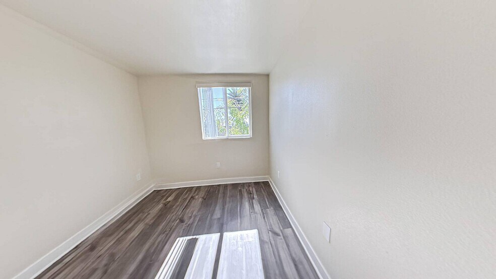 Building Photo - 630 1/2 W 79th St