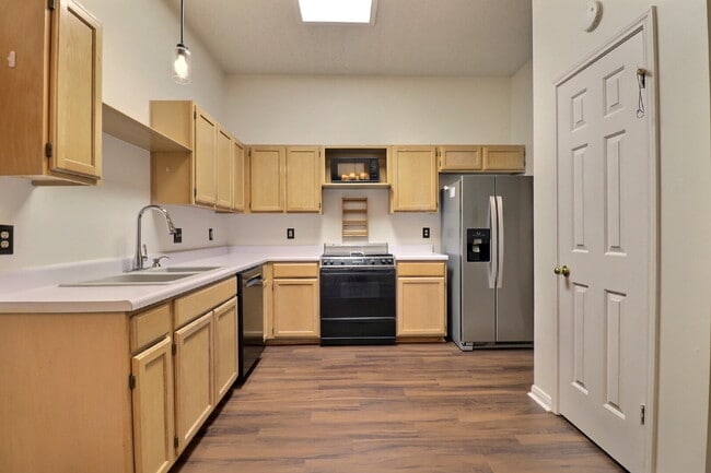 Building Photo - Move-In Ready 3-Bedroom with Included Washer/Dryer and Refrigerator in Northwest San Antonio.
