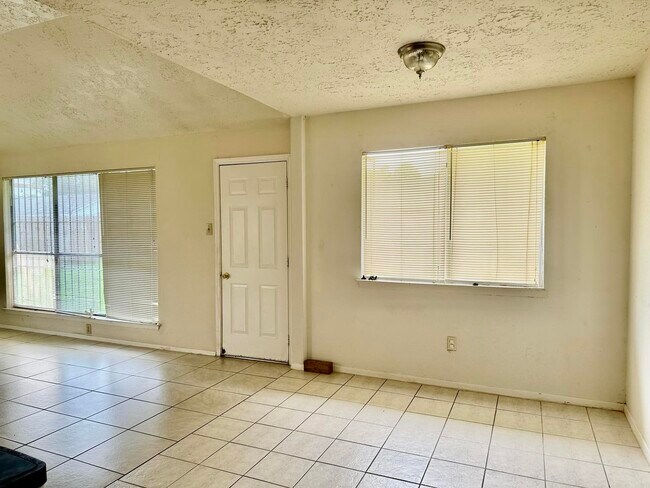 Building Photo - 2015 Lazy Ln