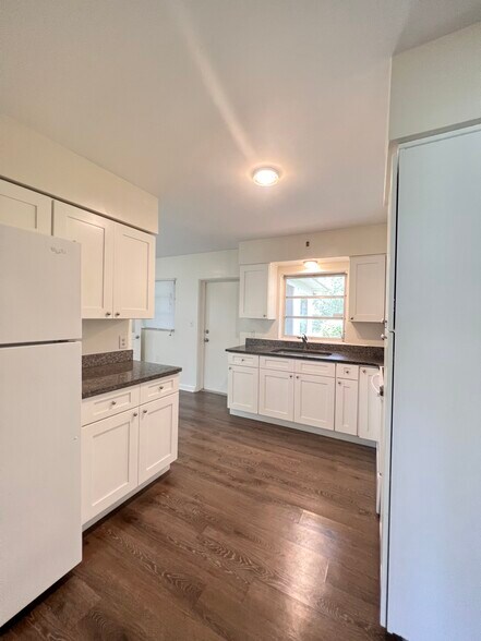 Building Photo - 1405 W Talton Ave