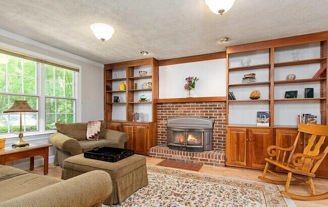 Building Photo - 7140 Persimmon Ln