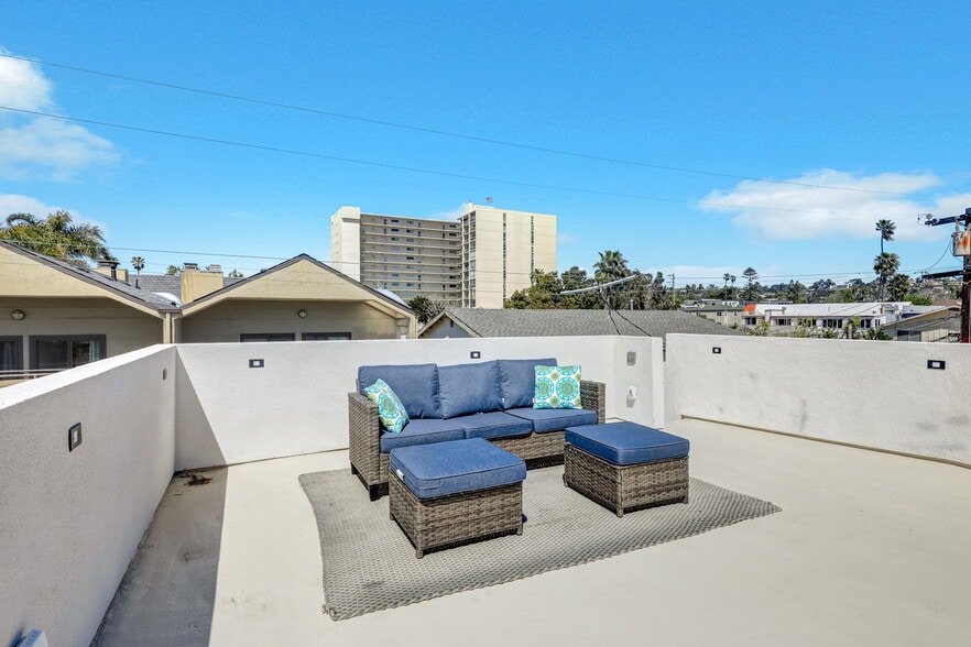 Building Photo - 940 Law St