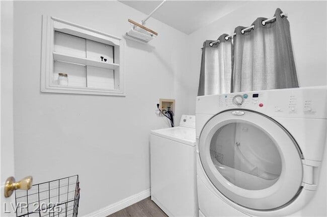 Building Photo - A Must See!! 5 bedroom 3.5 Bathroom home in Paradise