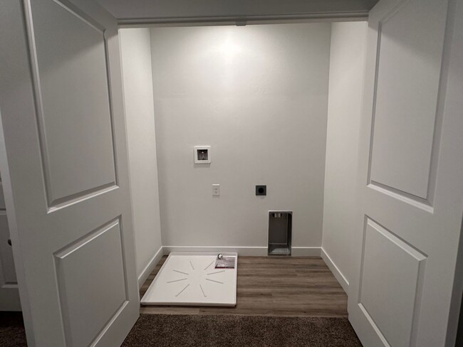 Building Photo - $300 OFF FIRST MONTHS RENT. Dog Friendly! ...