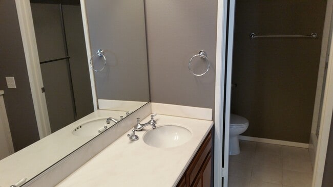 Building Photo - 2BED/2.5BATH