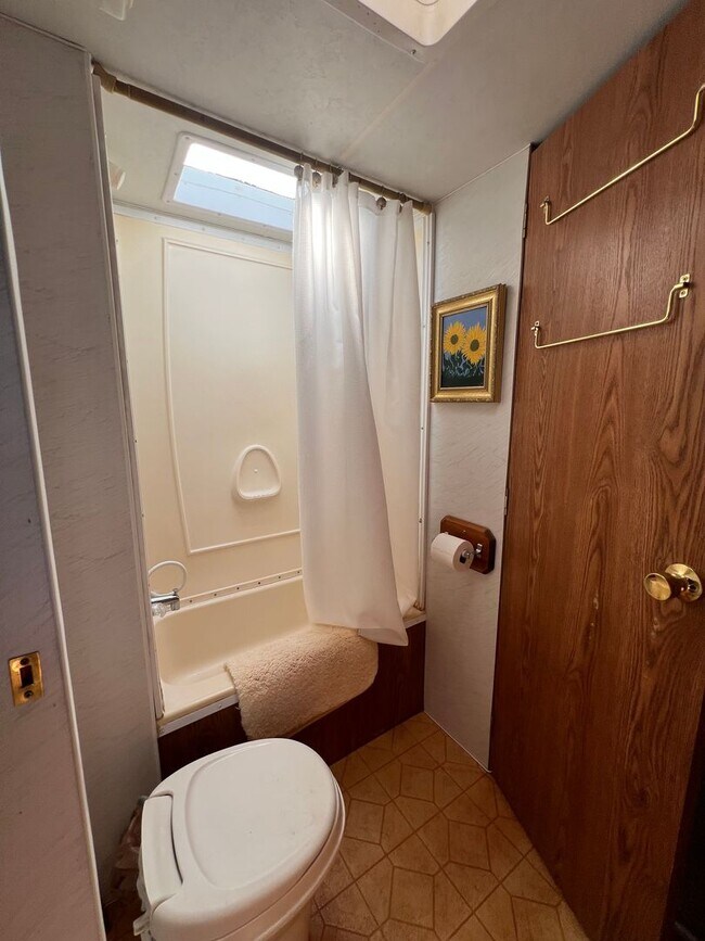 Building Photo - SHORT TERM FOOTHILLS RETREAT!