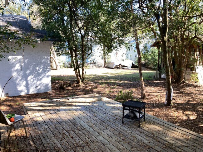 Building Photo - Beautiful, Large 3 Bedroom House Steps fro...