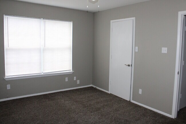 Building Photo - 526 Glen Cove St