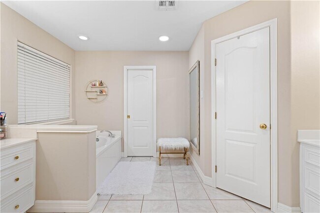 Building Photo - 2601 Wool Dr