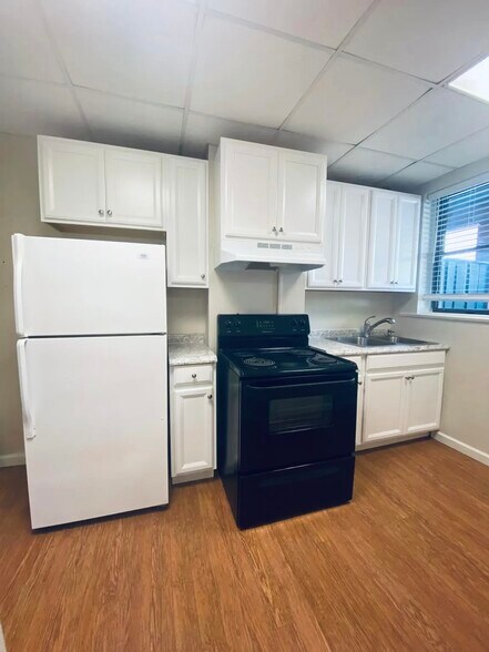 Building Photo - 110 Collier St