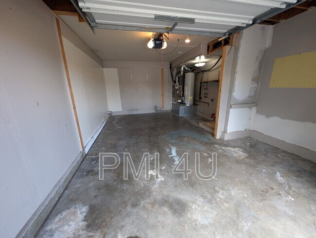 Building Photo - 6200 Prairie Rd NE