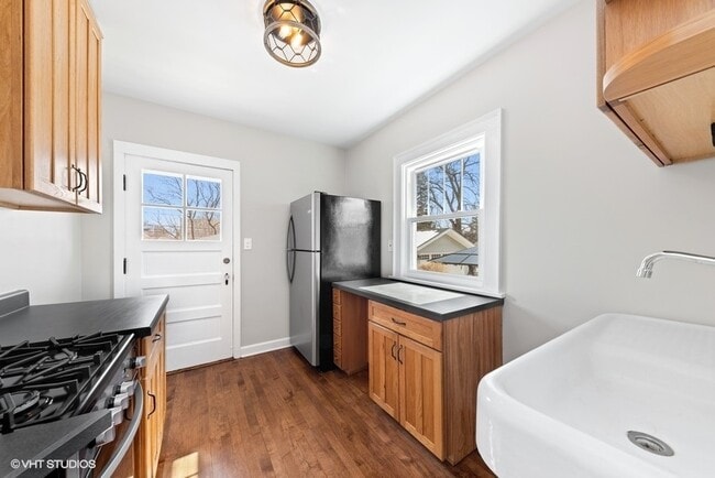 Building Photo - 133 S Vail Ave