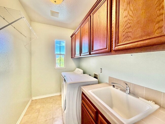 Building Photo - Elegant 5 Bedroom Home With Sweeping Staircase and Tons of Space!