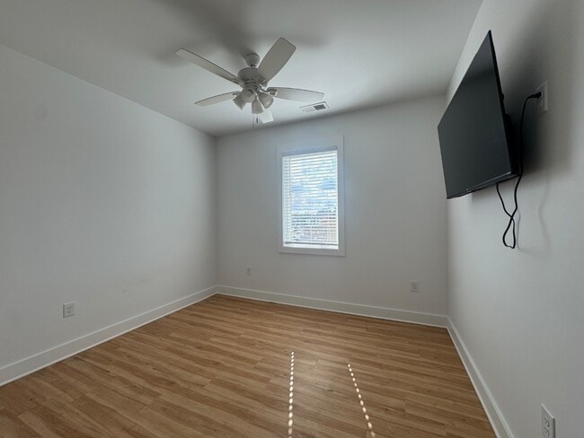 Building Photo - 120 N Lake Park Blvd