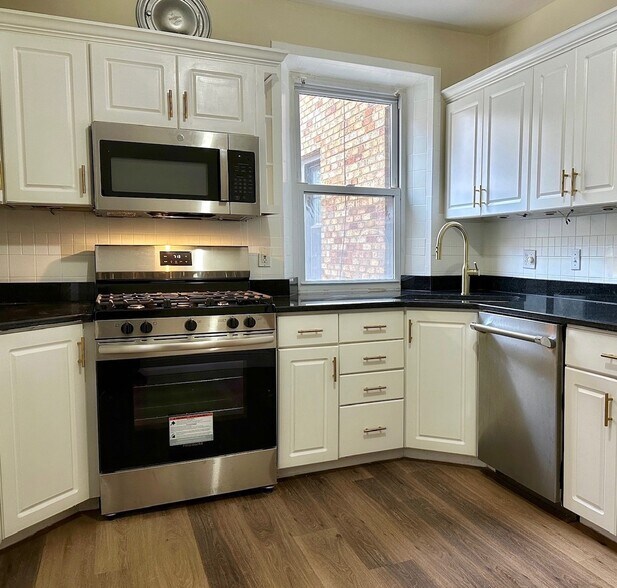 Building Photo - 408 S Hanley Rd