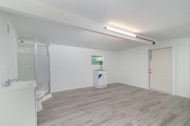 Building Photo - 2125 Smathers Cir S