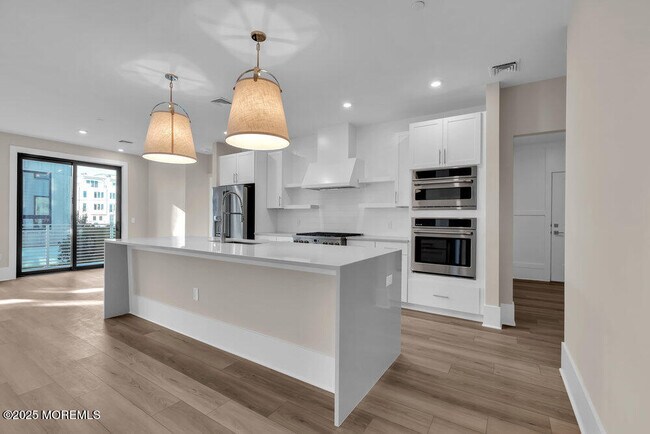 Building Photo - 215 2nd Ave