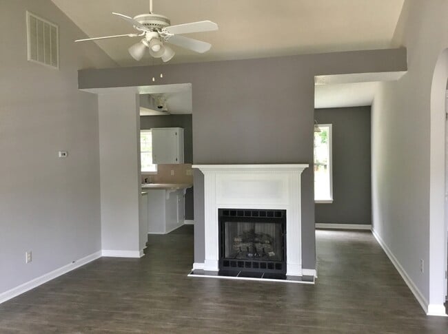 Building Photo - 3 Bedroom in Glenn Eagle Subdivision!