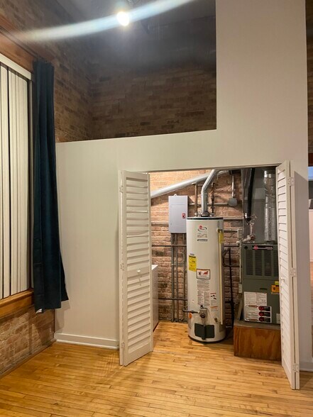 Building Photo - 1114 W Belmont Ave