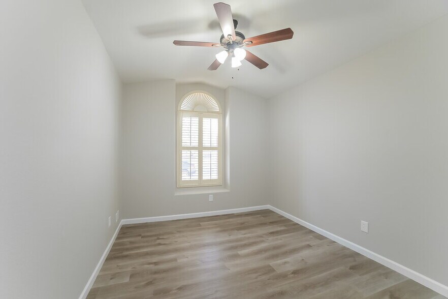 Building Photo - 15345 W Lea Ln