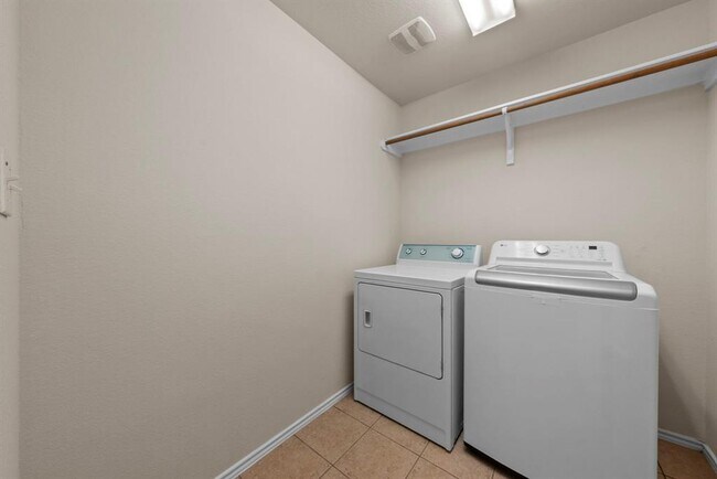 Building Photo - 9424 Castle Pines Dr
