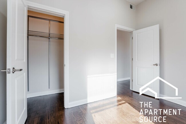 Building Photo - 1758 W Montrose Ave