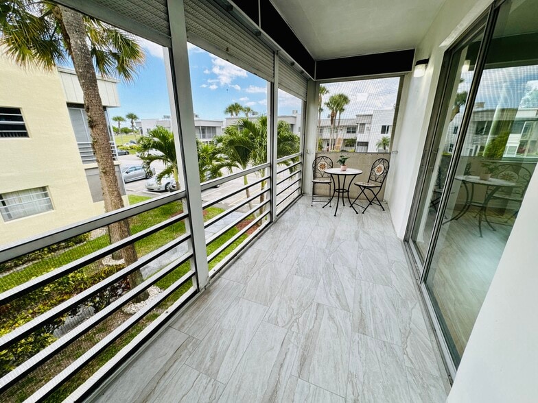 Screened-in Porch - 230 Normandy E