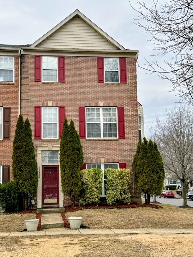 Building Photo - 3-Story End Unit Townhouse