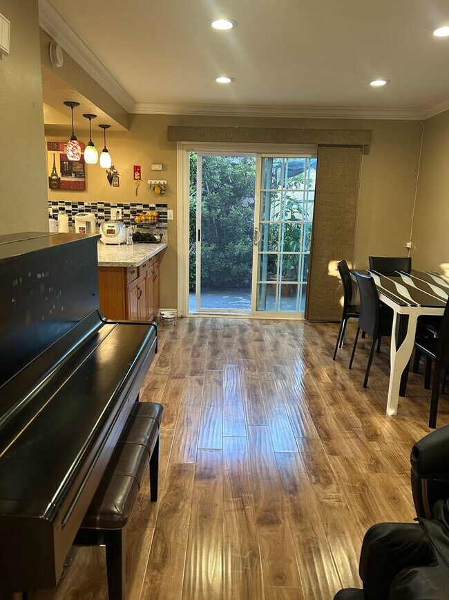 Building Photo - Spacious Home for Rent in Fountain Valley