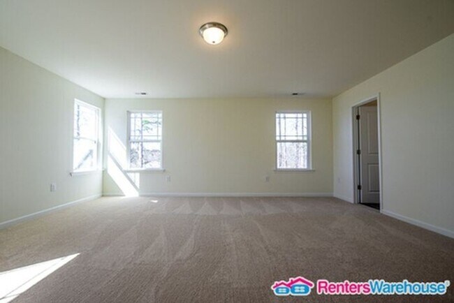 Building Photo - Spacious open floorplan!!