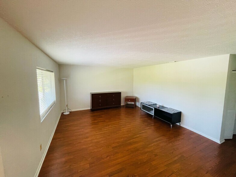 Building Photo - 4613 Bayshore Dr