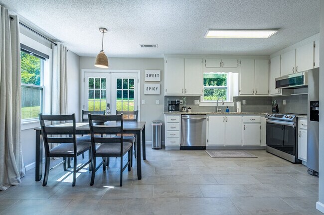 Building Photo - 25 Jennifer Ln