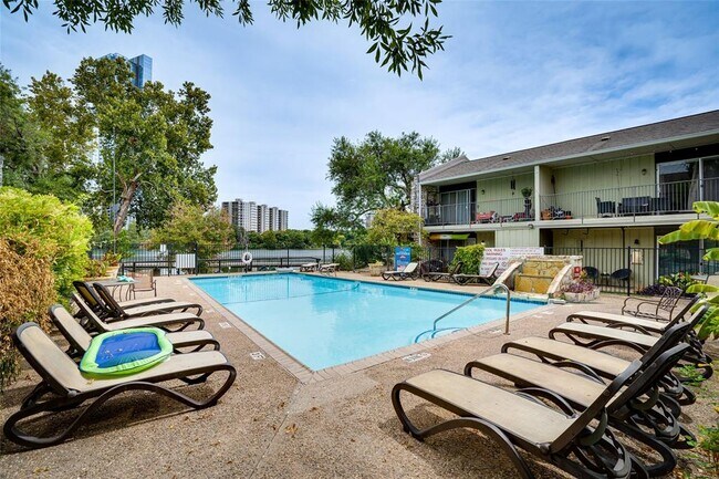 Building Photo - 500 E Riverside Dr