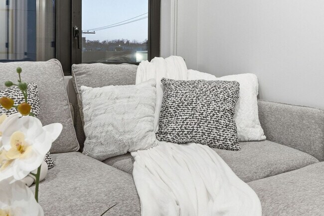 Building Photo - 6044 N Winthrop Ave