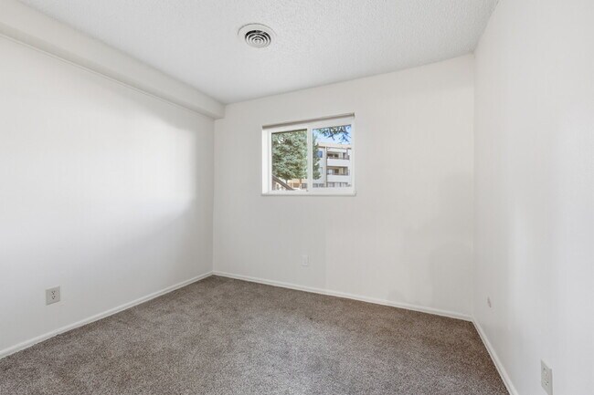 Building Photo - $1,345.95, 2-bed, 2-bath condo located in Colorado Springs with in-unit laundry and $300 cleaning...