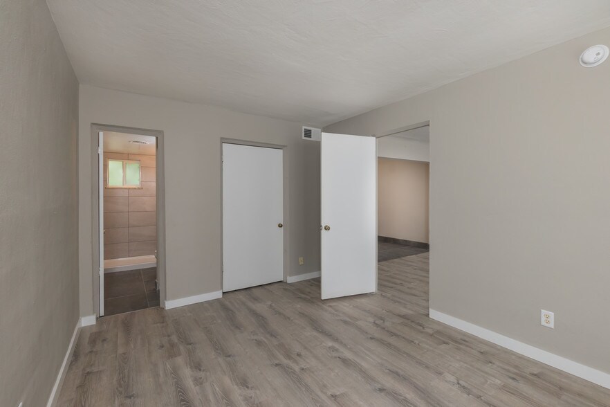 Building Photo - 464 E Norwich Ave