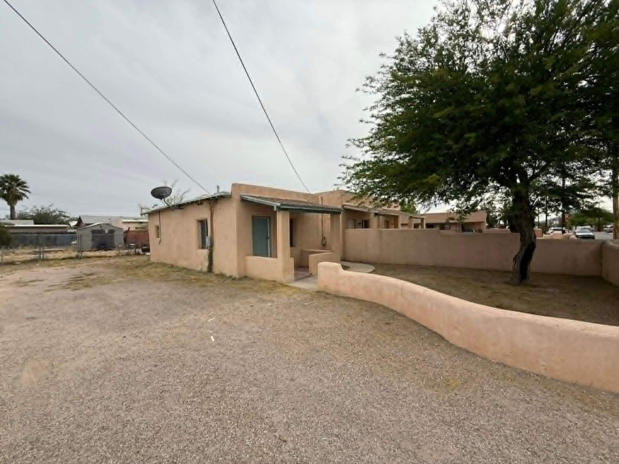 Building Photo - 204 E Palmdale St