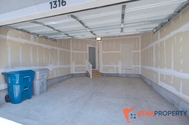 Building Photo - 1316 Dawes Wy