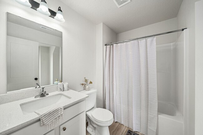 Building Photo - MODERN FINISHES!! 3 Bedroom, 2.5 Bathroom Home in Knoxville!