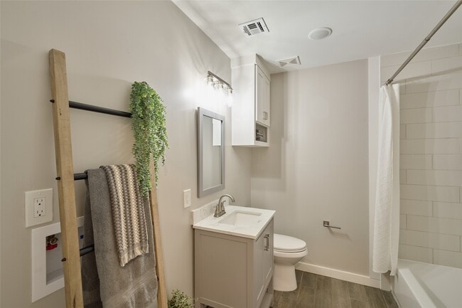 Building Photo - 309 S Magnolia St