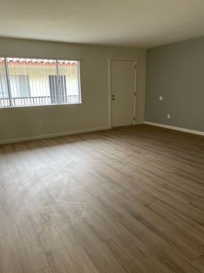Building Photo - Beautiful 2 Bedroom Apartment in Whittier with Move in Special