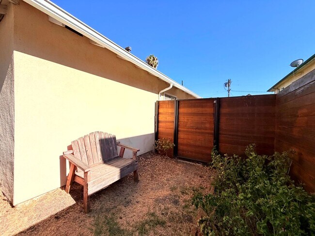 Building Photo - 4447 Lockwood Ave