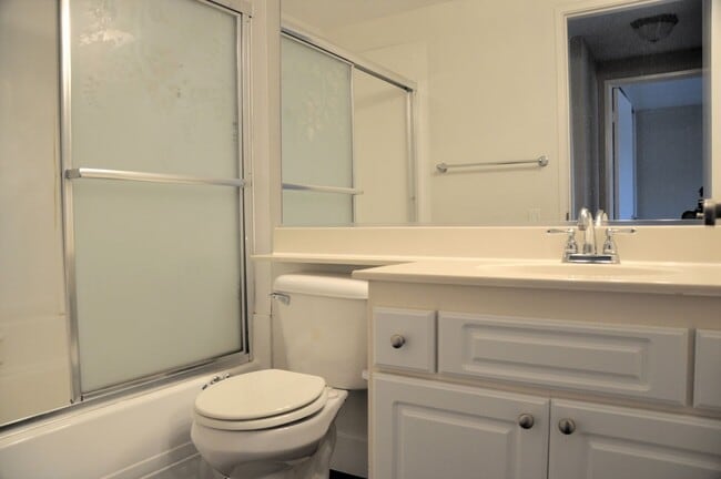 Building Photo - LEFFINGWELL #43 WHITTIER 90603 (2 BED / 2 BATH)