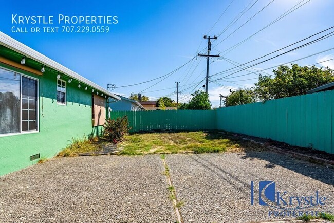 Building Photo - Charming Spacious 4 Bedroom Home Located i...