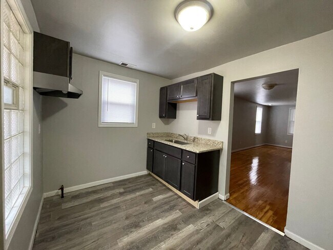 Building Photo - 1236 W 17th Ave