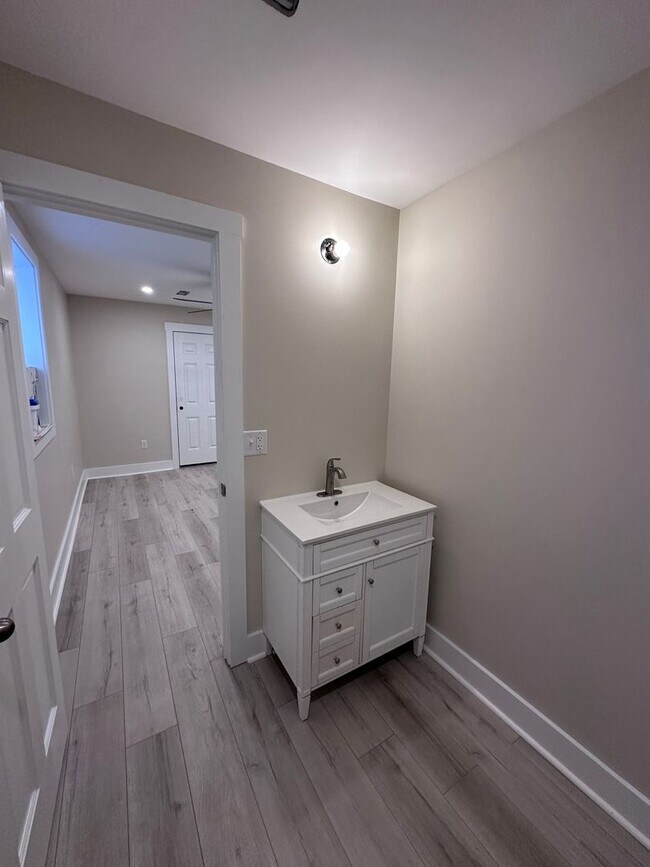 Building Photo - 824 E High St